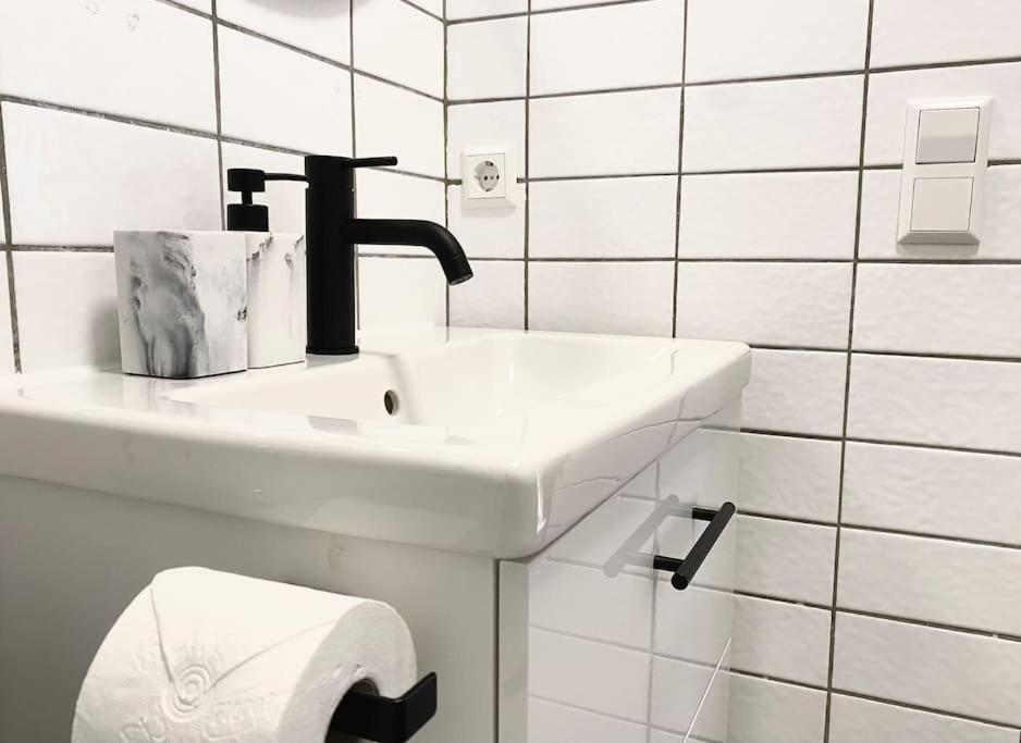 Top-Apartment Mit Parkplatz Und Balkon Reutlingen Bagian luar foto