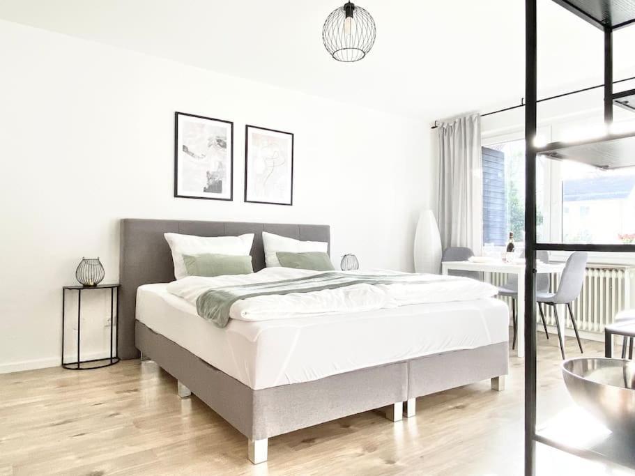 Top-Apartment Mit Parkplatz Und Balkon Reutlingen Bagian luar foto