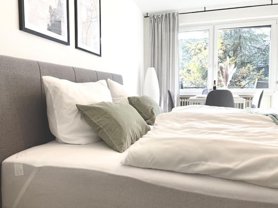 Top-Apartment Mit Parkplatz Und Balkon Reutlingen Bagian luar foto
