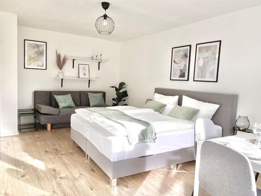 Top-Apartment Mit Parkplatz Und Balkon Reutlingen Bagian luar foto